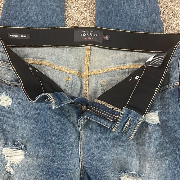 Torrid Premium Destroyed Bombshell Skinny Stretch Waist Jeans, Women's 18/28.5 - Picture 3 of 13